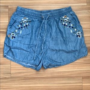 Soft Denim Shorts with embroidered detail